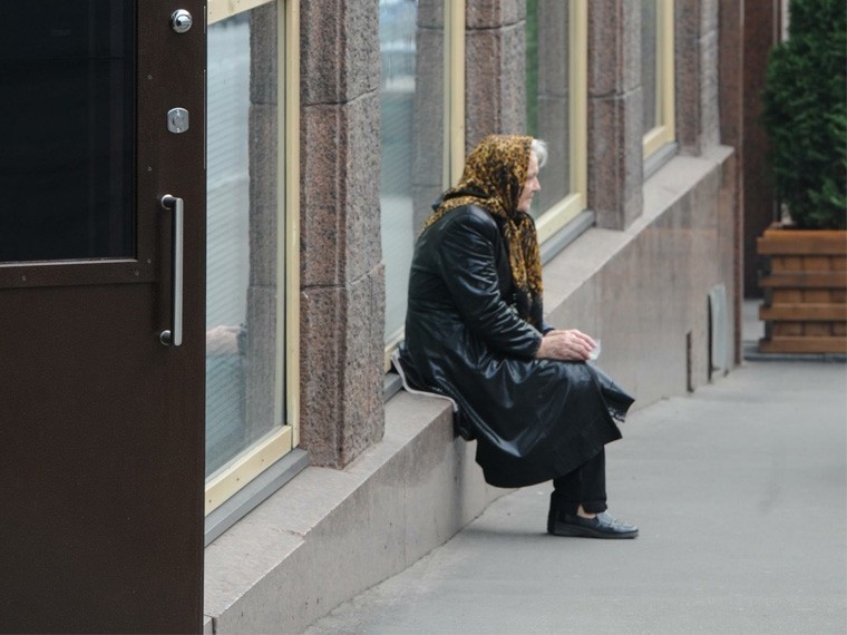 Полиция Петербурга: женщина, обманувшая в банке доверчивую пенсионерку на полмиллиона, «работала» не одна