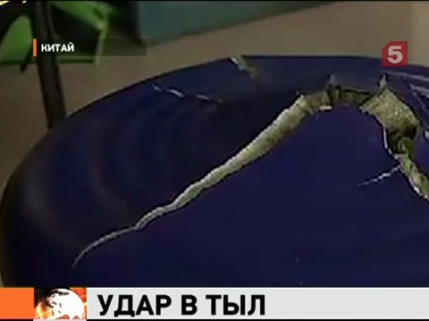 devushka-sela-na-nozhku-stula-ochen-silno-razdolbali-anal-dildo