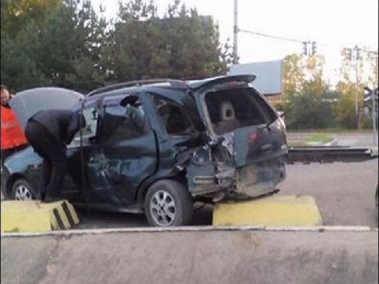 Поезд сбивает автомобиль