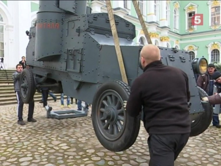 Ленин на броневике фото. Броневик враг капитала. Бронеавтомобиль Волгоград музей. Броневик сторож революции. Троцкий на броневике.