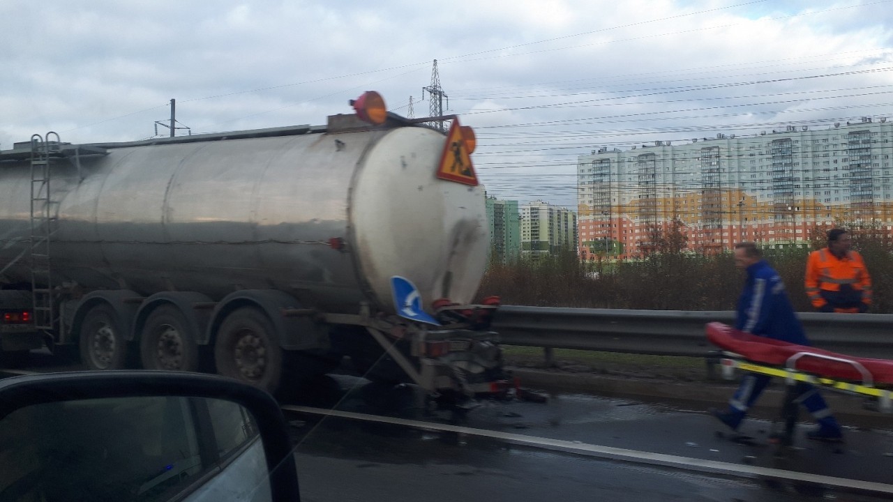 Автоцистерны в Кудрово. Авария на кольцевой в СПБ сегодня. Авария бензовоза на кольцевой Санкт Петербург. Авария на кольцевой с бензовозом.