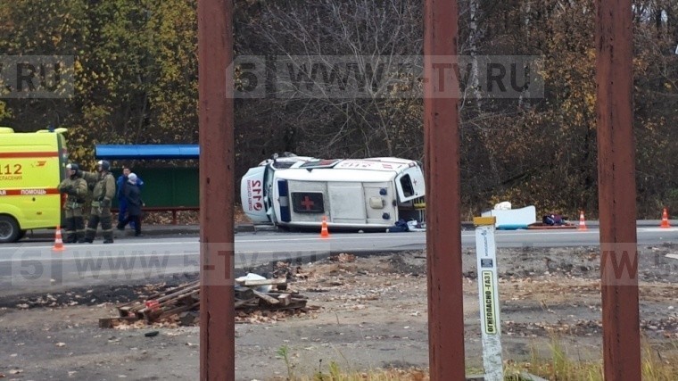 Женщина погибла в результате столкновения скорой и иномарки в Подмосковье