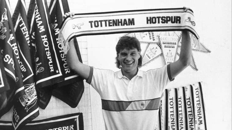 Бывший английский футболист упал в обморок на ТВ в свой день рождения