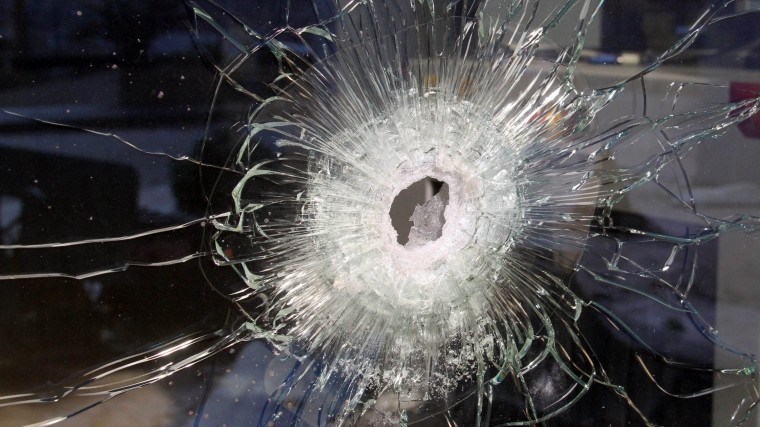 Неизвестный выстрелил в пассажирский автобус в Приозерском районе Ленобласти