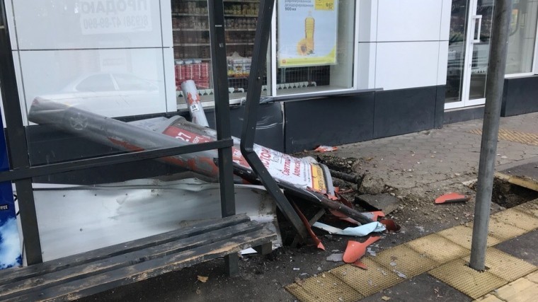 Фото: маршрутка влетела в остановку в Краснодаре