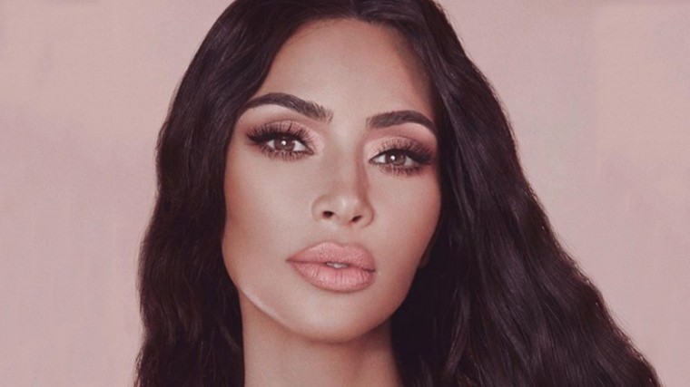 Ким Кардашьян сняла свою 9-месячную дочь полностью голой в рекламе теней для век