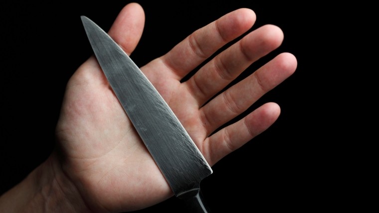 Чиновника едва не зарезали в Самаре