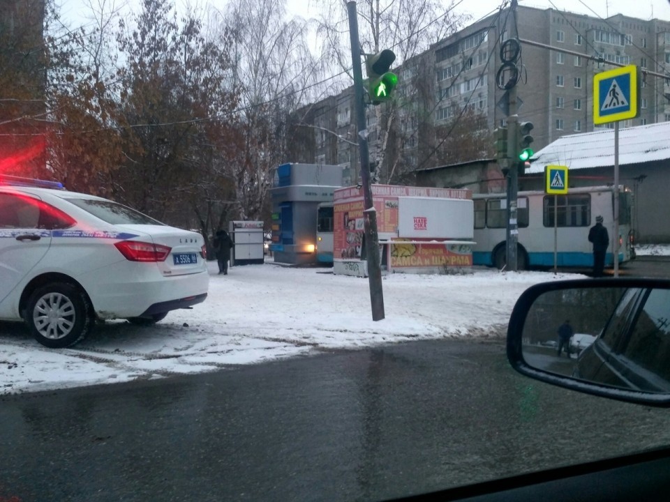 Троллейбус сбил пешехода. Троллейбус Екатеринбург ДТП. Троллейбус Екатеринбург аварии.