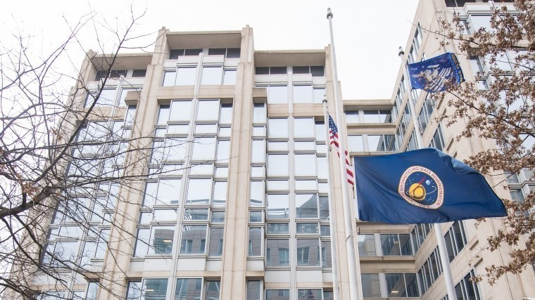 На Луну! — НАСА намерена привлечь воюющую Украину к мирным исследованиям космоса