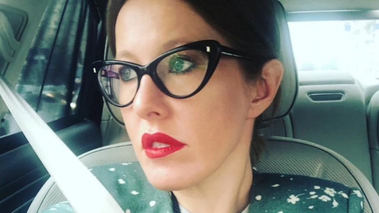 «Цветы в обмороке»: Собчак с вялым букетом высмеяли в сети