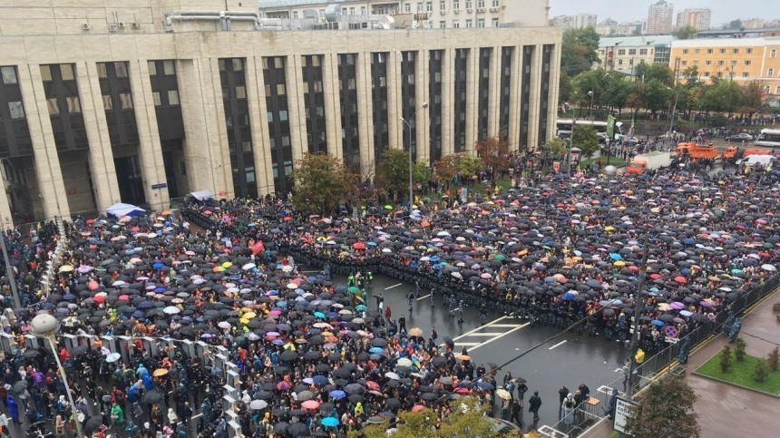 Около тысячи человек. Митинг Сахарова 2012. Митинг в Москве сверху. Митинг в Москве фото сверху. Митинг с высоты через.