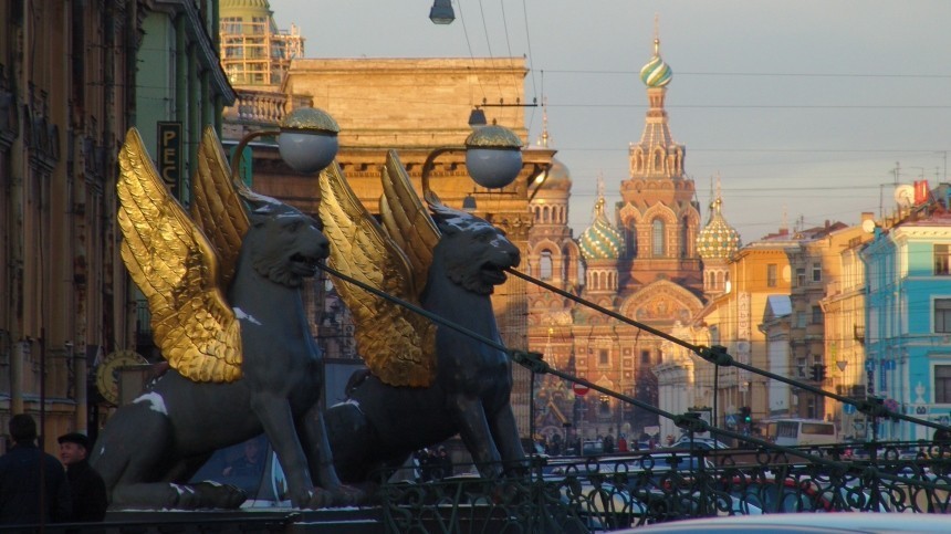 Представление в санкт петербурге. СПБГЭУ И банковский мост в Санкт-Петербурге. Грифоны в Санкт-Петербурге главный штаб. Банковский мост в Санкт-Петербурге с людьми. Люди в Питере банковский мост.