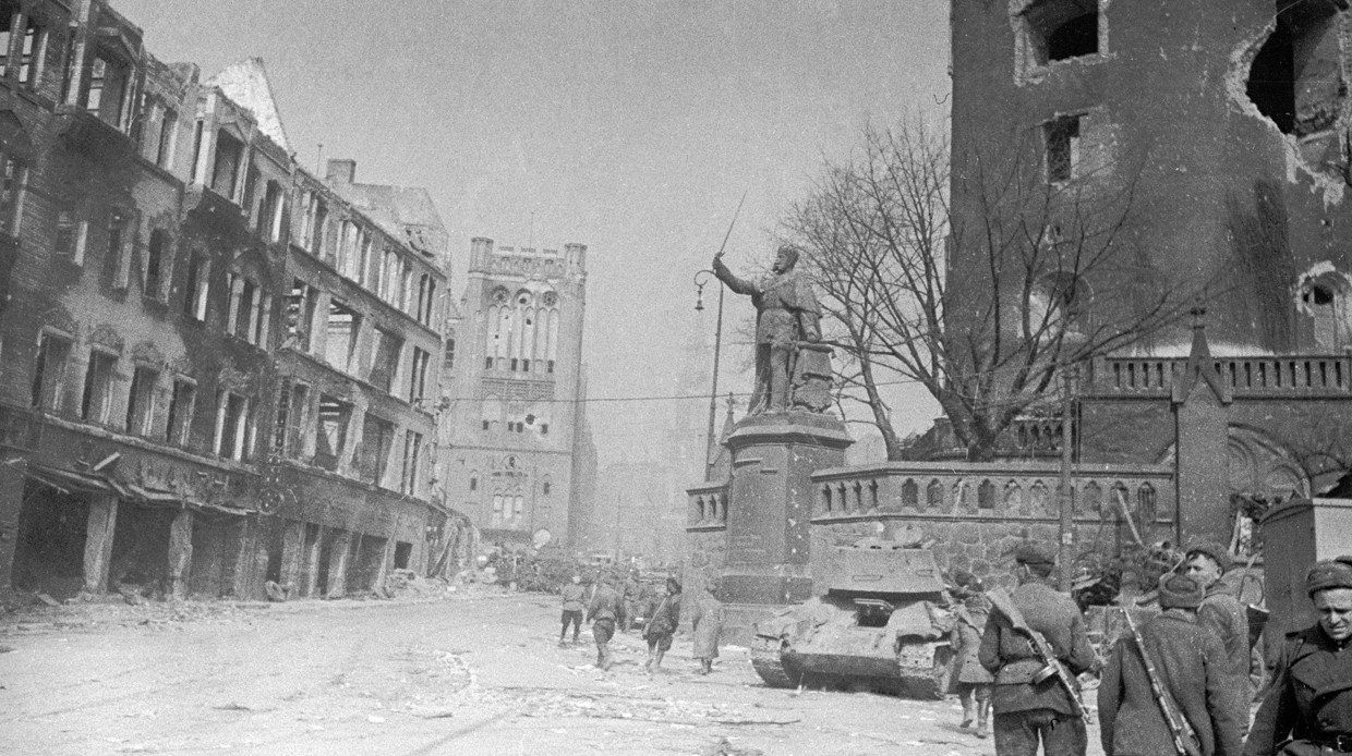 Советские солдаты на разрушенных улицах Кенигсберга