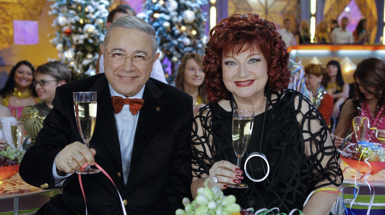 Евгений Петросян и Елена Степаненко во время съемок новогодней программы "Голубой огонек" в 2009 году