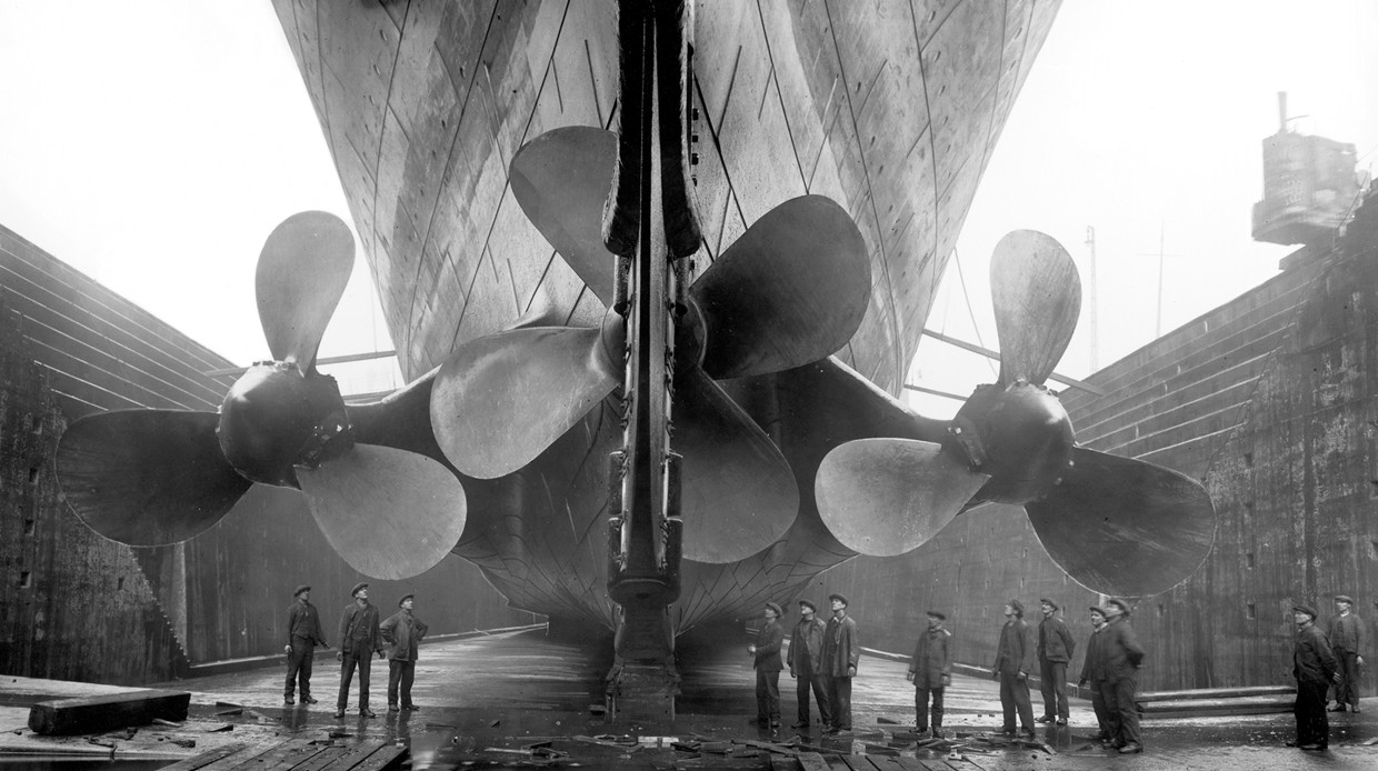 Рабочие осматривают винты «Титаника» на верфи в Белфасте. 