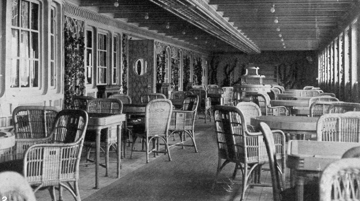 Кафе «Паризьен» на палубе первого класса было выполнено в стиле французских уличных кафетериев начала XX века. 