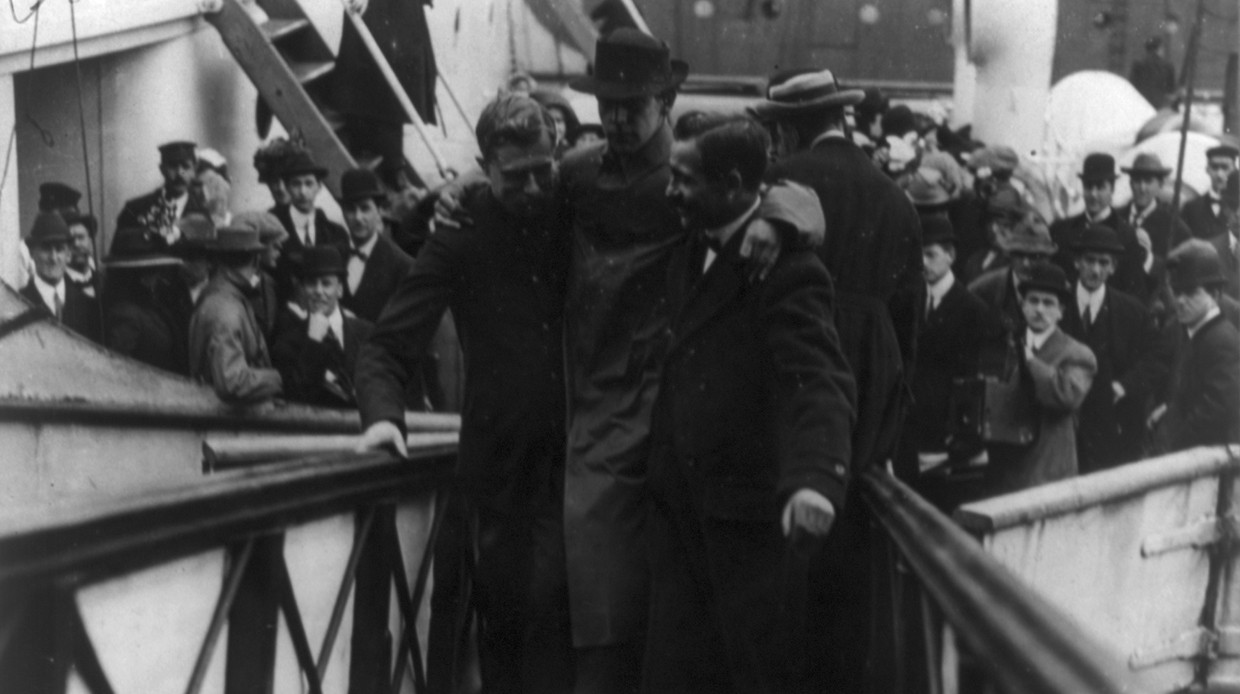 Пассажиры поднимаются на борт «Титаника» в 1912 году. 