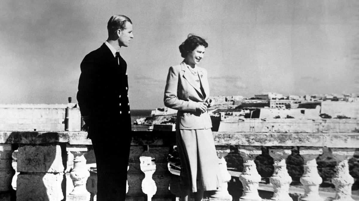 Принц Филипп учился в Королевском военно-морском колледже, после чего служил в звании мичмана во время Второй мировой войны. После окончания войны и женитьбе на Елизавете II, пара отправилась на Мальту по его службе. Там же родился их первый ребенок - принц Чарльз. 
