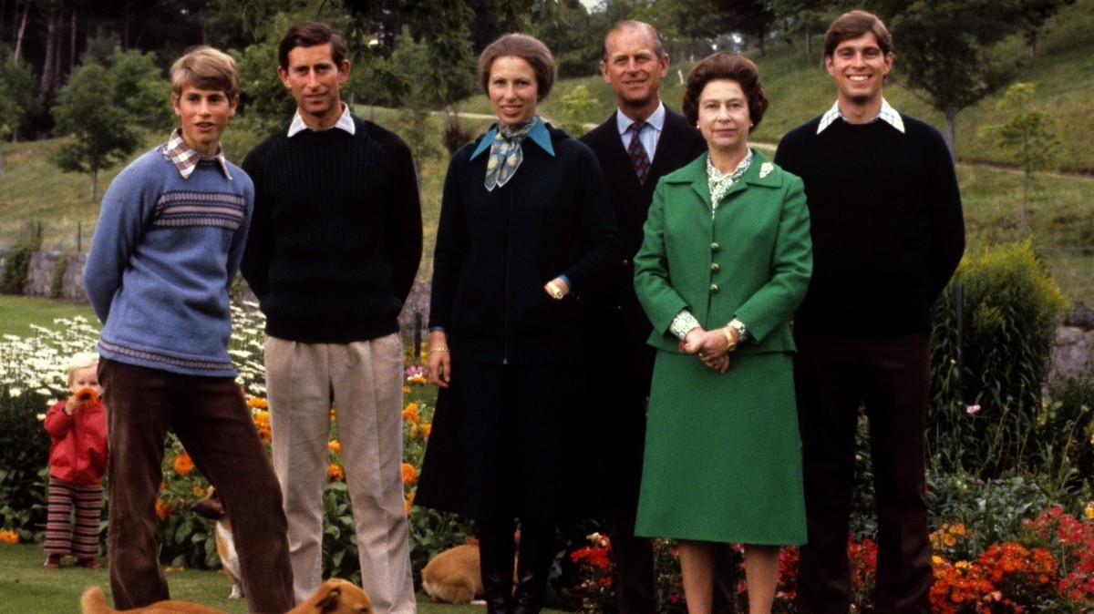 Слева направо: принц Эдвард, принц Чарльз, принцесса Анна, принц Филипп, королева Елизавета II, принц Эндрю 