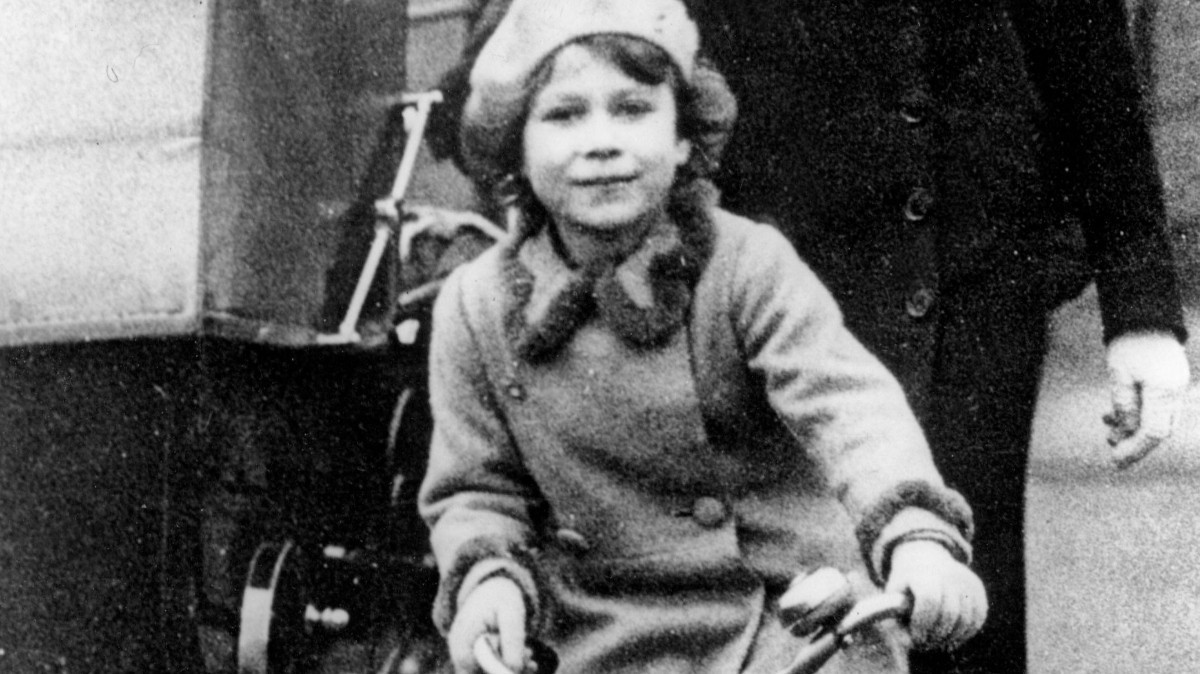В детстве Елизавету ласково называли Лилибет. На этом фото ей десять лет.