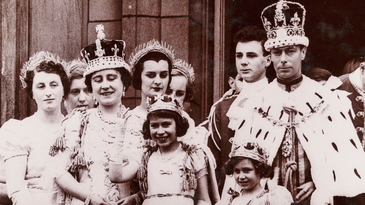 12 мая 1937 года прошла коронация отца Елизаветы - Георга VI