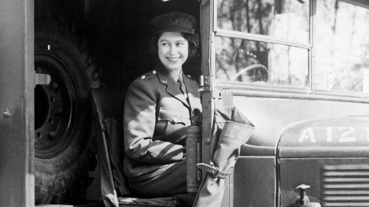 Елизавета II во время службы водителем-механиков в армии Великобритании