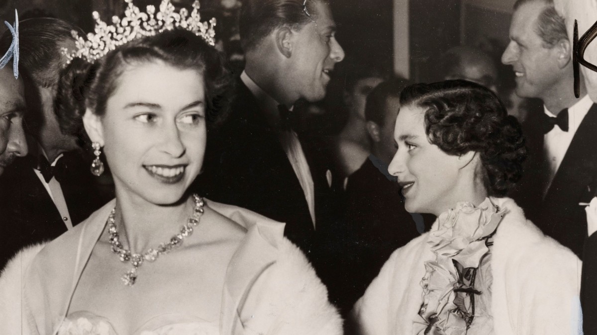 Сестры Елизавета II и принцесса Маргарет на открытии фестиваля итальянского кино в Лондоне, 1954 год