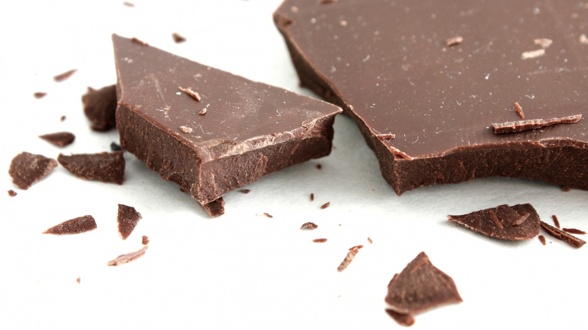 Проверяйте состав темного шоколада и избегайте производителей, которые добавляют большое количество сахара. 