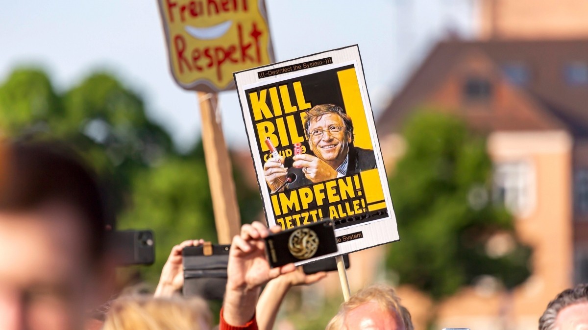 Демонстрация в Штутгарте против ограничений в связи с пандемией коронавируса. Слова на плакате: "Привайте! Сейчас же! Все!"