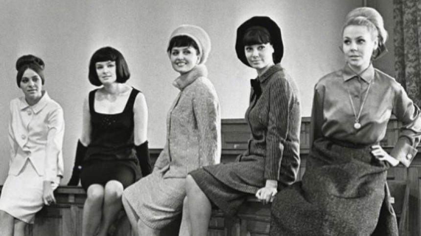 Слева направо: Манекенщицы Наталья Кондрашина, Елена Изоргина, Лилиана Баскакова, Регина Збарская и Мила Романовская в Общесоюзном дом моделей (ОДМО), 1965 год. 