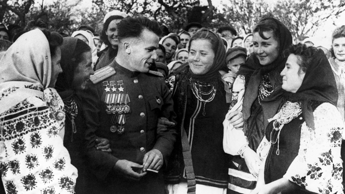 Трижды Герой Советского Союза Иван Кожедуб с местными жителями во время посещения родного села Ображиевка в 1948-м. 