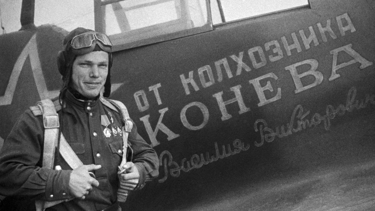 Иван Кожедуб возле истребителя Ла-5Ф, подаренного Василием Коневым в 1944-м. 