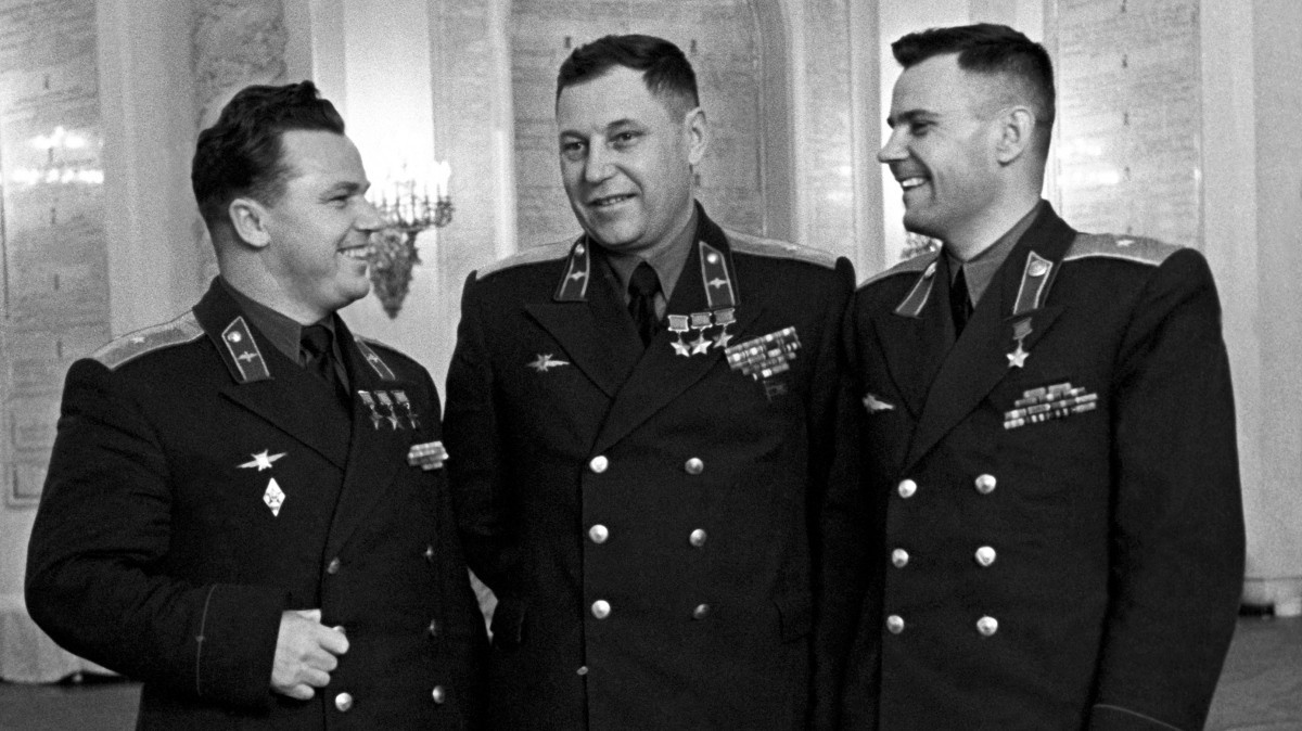Летчики трижды Герои Советского Союза Иван Кожедуб и Александр Покрышкин, также Герой Советского Союза Федор Шинкаренко в Кремлевском дворце в 1954-м.