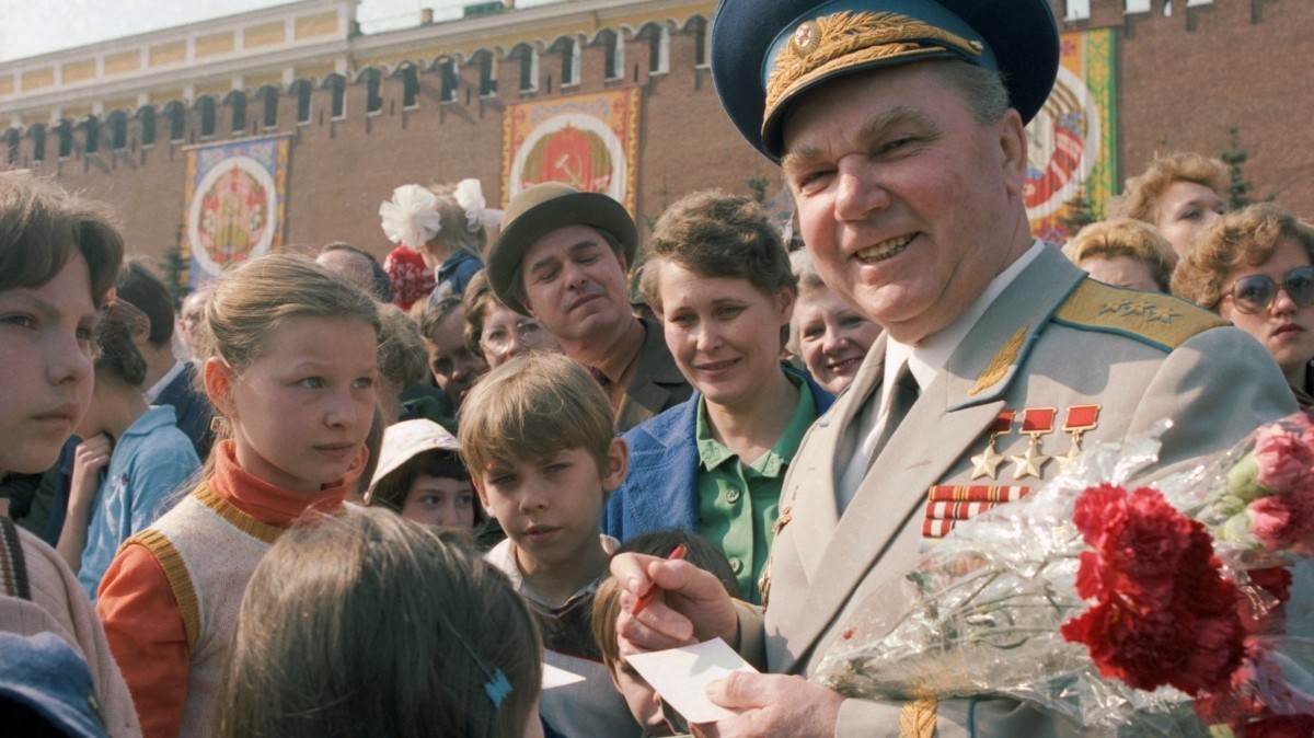 Иван Кожедуб во время демонстрации на Красной площади 1 мая 1984-го. 