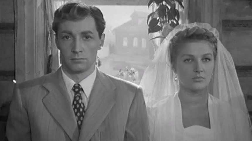 Вячеслав Тихонов в роли Матвея и Светала Дружинина в роли Ларисы к/ф "Дело было в Пенькове", 1957-й.