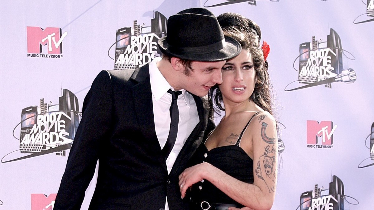 Эми Уайнхаус и ее муж Блэйк Филдер-Сивилл на красной дорожке музыкальной премии MTV Video Music Awards в 2007-м. 