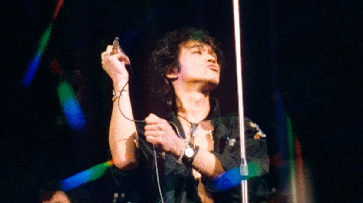 Виктор Цой во время выступления группы "Кино" на фестивале "Асса" в 1988-м