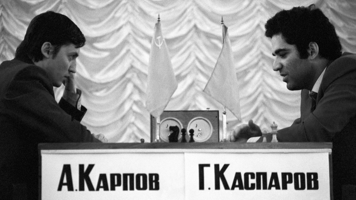 Слева направо: Анатолий Карпов в Гарри Гаспаров во время игры на чемпионате мира по шахматам в 1984-м.