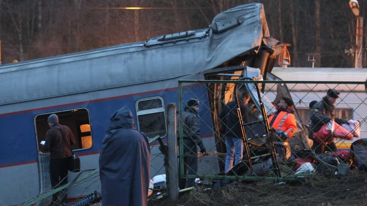 Один из четырех перевернувшихся вагонов во время взрыва в поезде "Невский экспресс" в 2009-м