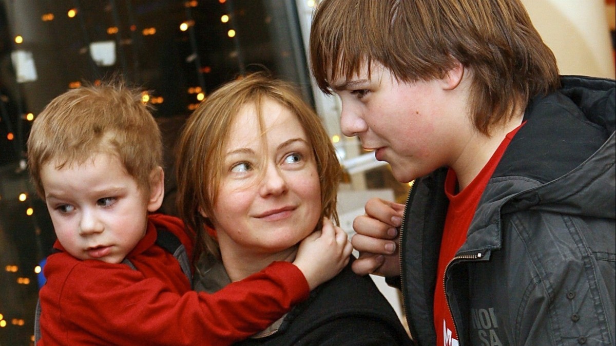 Евгения Добровольская с сыновьями Николаем и Яном в 2006-м