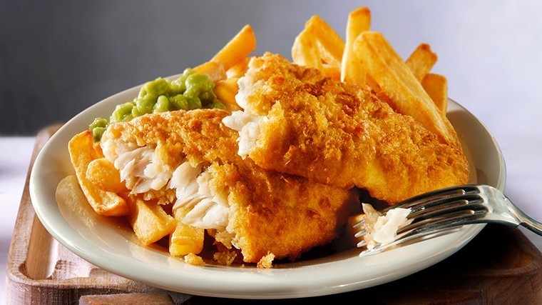 Жареная рыба с картофельными чипсами - типичный британский фастфуд.