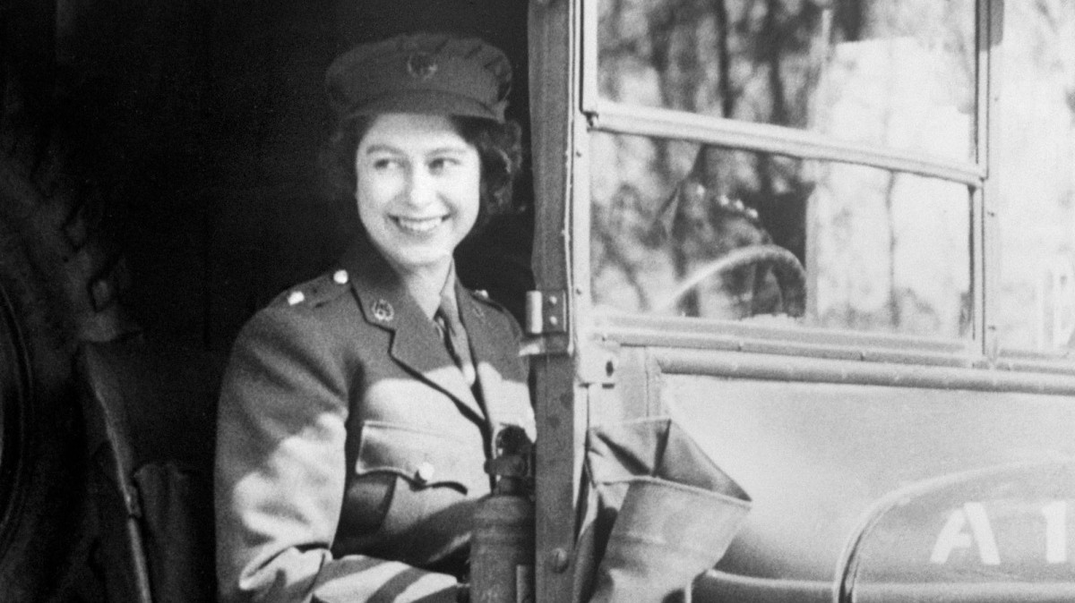 Королева Елизавета II во время службы в армии Великобритании в 1945-м