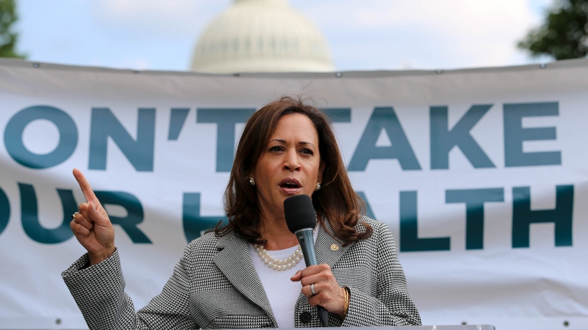 Камала Харрис во время митинга под лозунгом «Спасите наше здравоохранение» у Капитолия в 2017-м.
