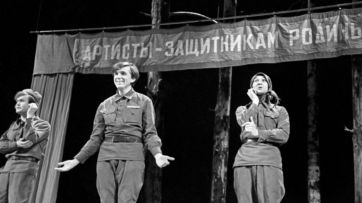 Актер Евгений Стеблов на сцене театра имени Моссовета в 1979-м