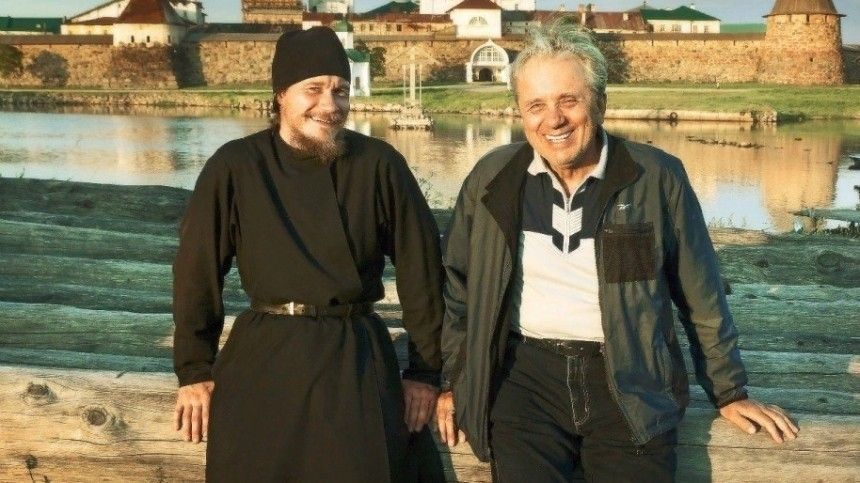 Актер Евгений Стеблов с сыном Сергеем в Спасо-Преображенском Соловецком монастыре