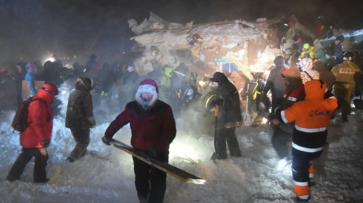 Поисково-спасательные работы на месте схода лавины на горнолыжный комплекс "Гора Отдельная".