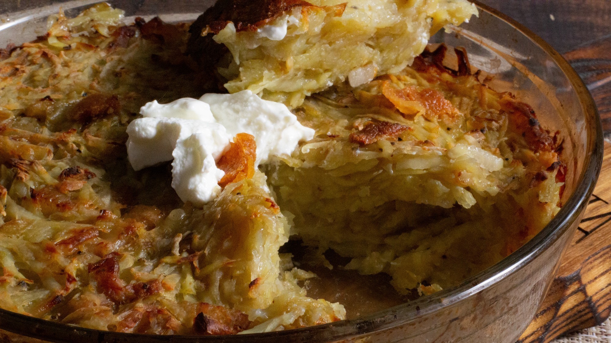 Картофельная бабка со шкварками – вкуснее не бывает! Как легко приготовить традиционное блюдо?