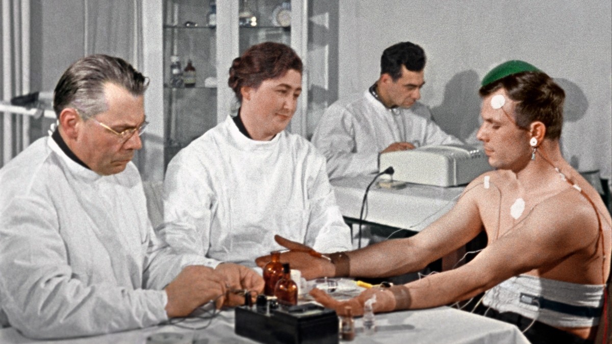 Юрий Гагарин во время медицинского обследования перед полетом в космос
