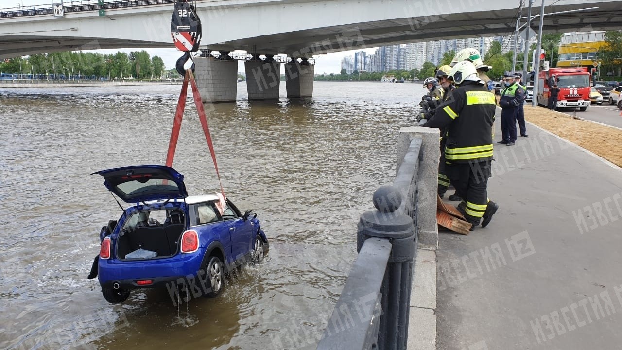 Машины падают в воду. Авария на Нагатинской набережной. Машина упала в реку Москва. Машина на набережной. Машина улетела в реку в Москве.