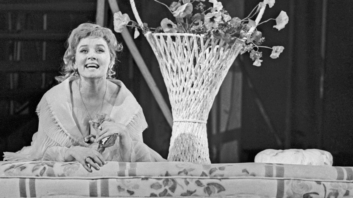 Актриса Вера Алентова в спектакле "Невольницы" в театре имени Пушкина, 1972-й